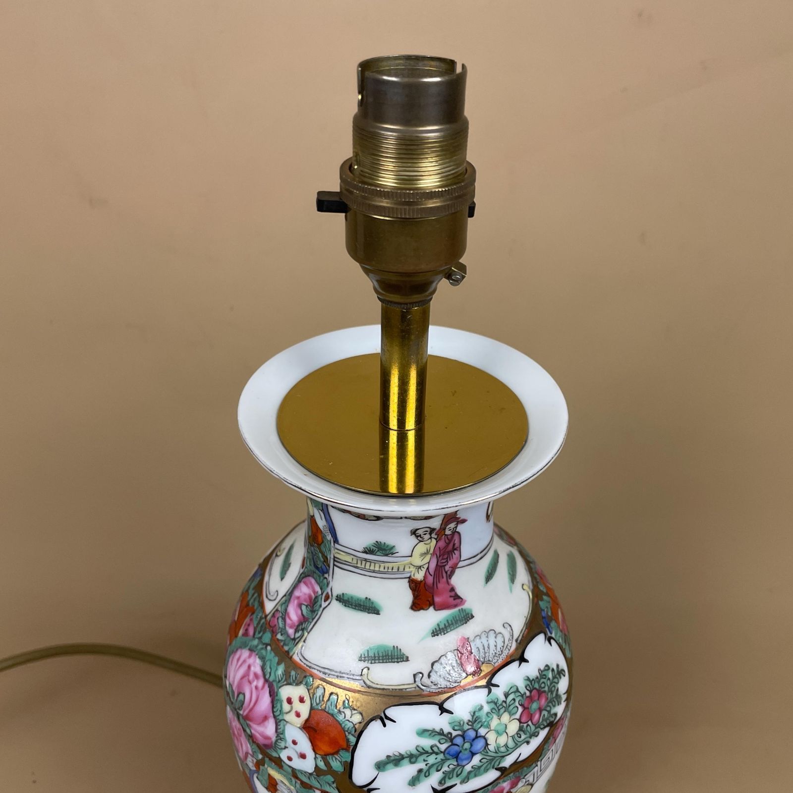 Oriental Ceramic Lamp Light Bedside Table Hand Painted Design Pattern Wood Base Chinese Vase Antique Brass Vintage Ginger Jar White photo Lighting