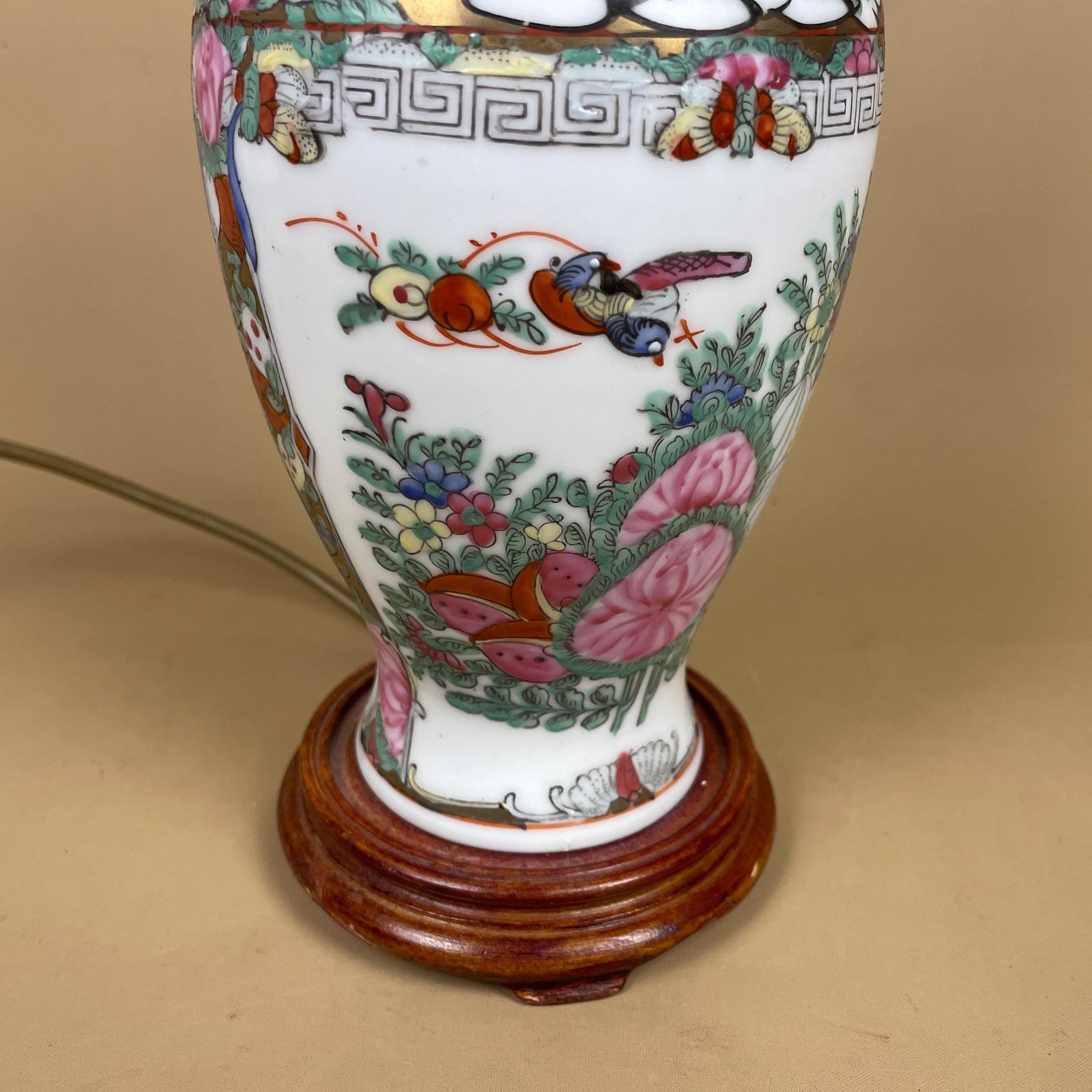 Oriental Ceramic Lamp Light Bedside Table Hand Painted Design Pattern Wood Base Chinese Vase Antique Brass Vintage Ginger Jar White photo vinterior