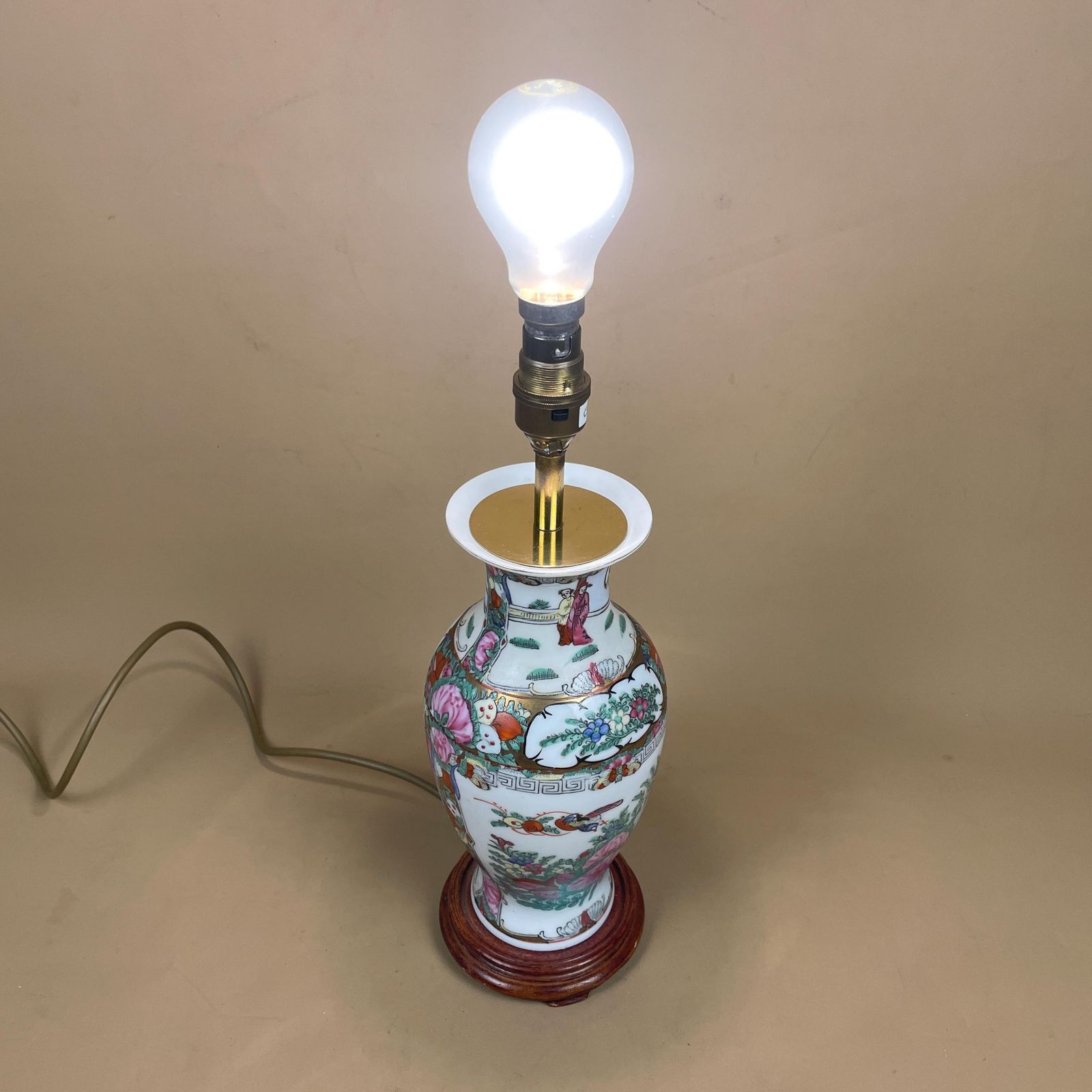 photo vinterior Oriental Ceramic Lamp Light Bedside Table Hand Painted Design Pattern Wood Base Chinese Vase Antique Brass Vintage Ginger Jar White