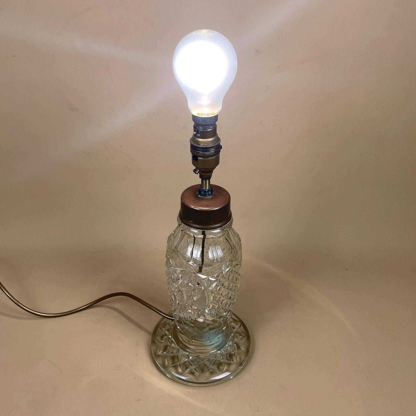 photo furniture Antique Clear Cut Glass Lamp Light Bedside Table Copper Metal Fitting Art Deco Round Base Vintage Elegant Regency Classic