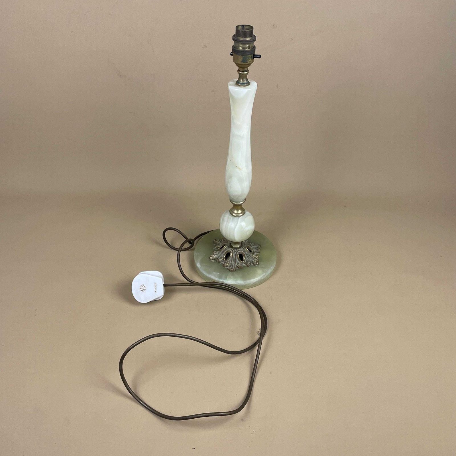 photo vinterior Antique Vintage Marble Stone Lamp Green Light Table Bedside Desk Lamp Colours Natural Patterns Ornate Round Base Onyx Brass Metal Gold