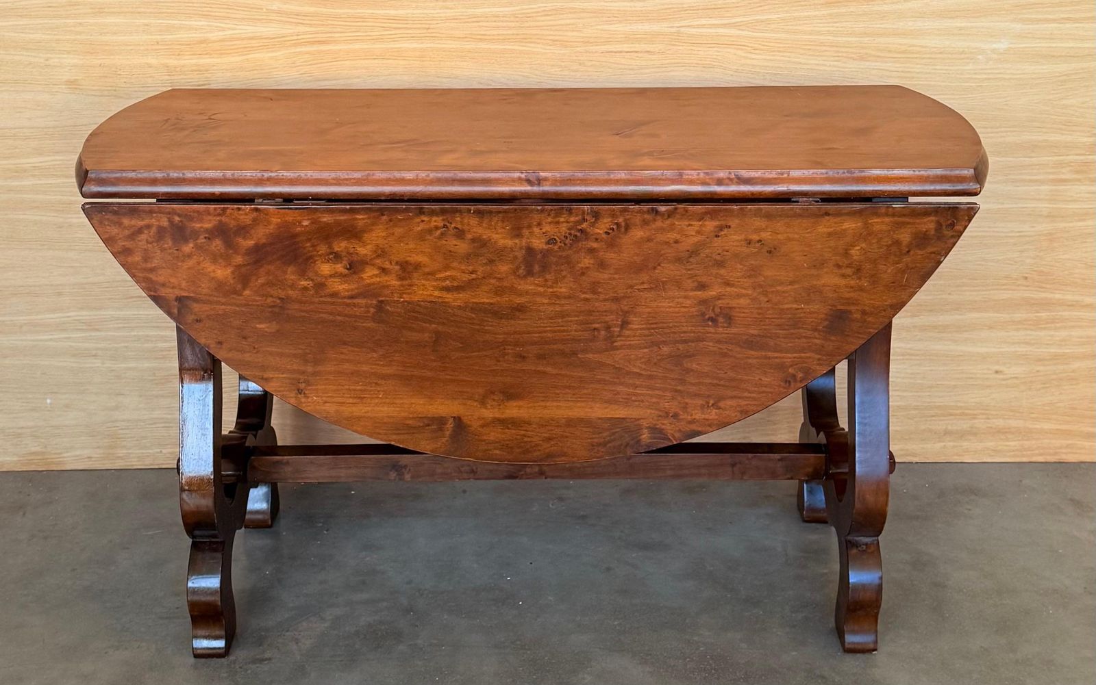 Table pliante espagnole du XXe siècle en noyer, plateau rond et pieds en lyre photo Mobilier