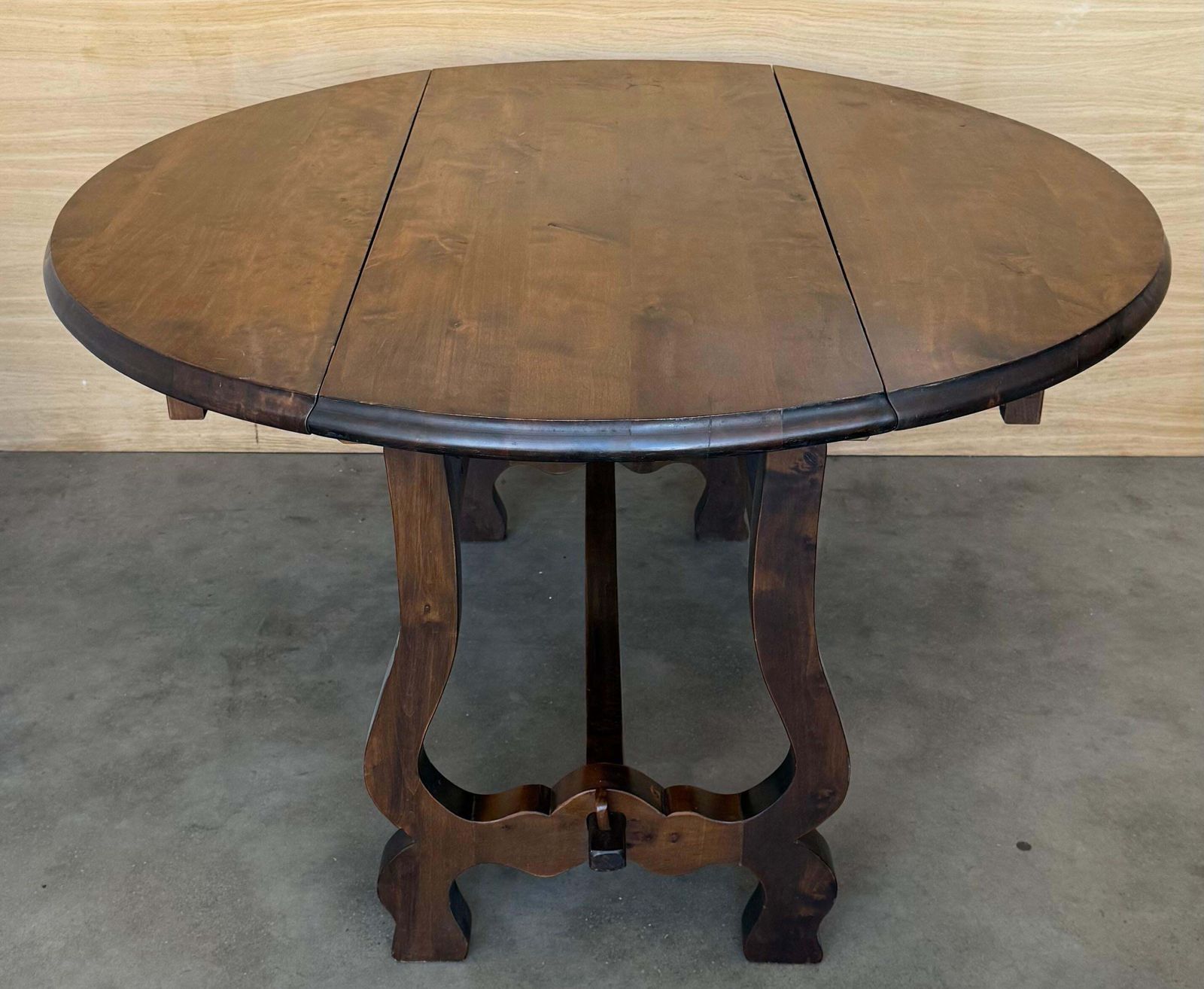 Table pliante espagnole du XXe siècle en noyer, plateau rond et pieds en lyre photo 2943.0