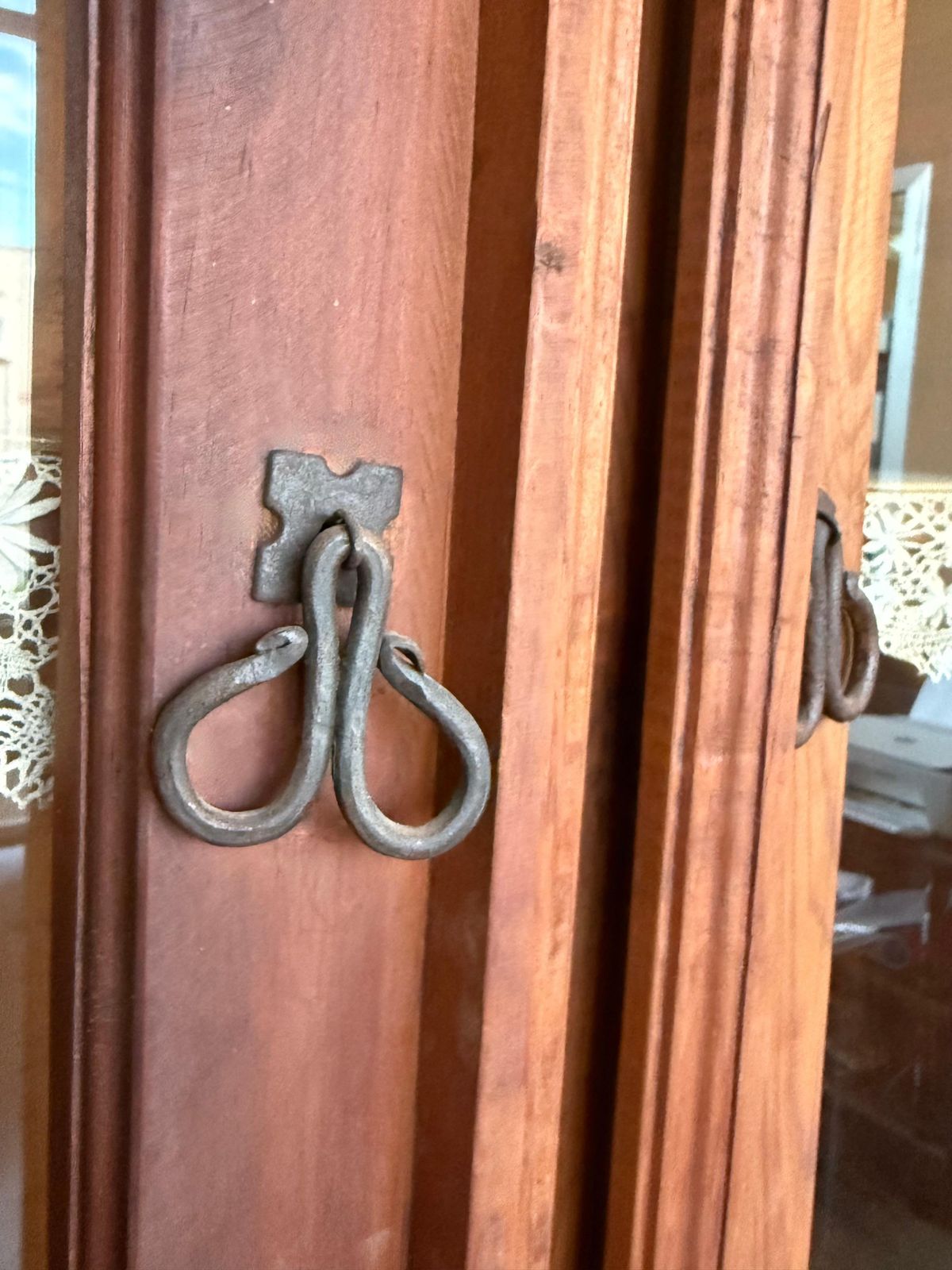 Armoire ou cabinet rustique du début du XXe siècle en chêne massif à façade vitrée photo vintage