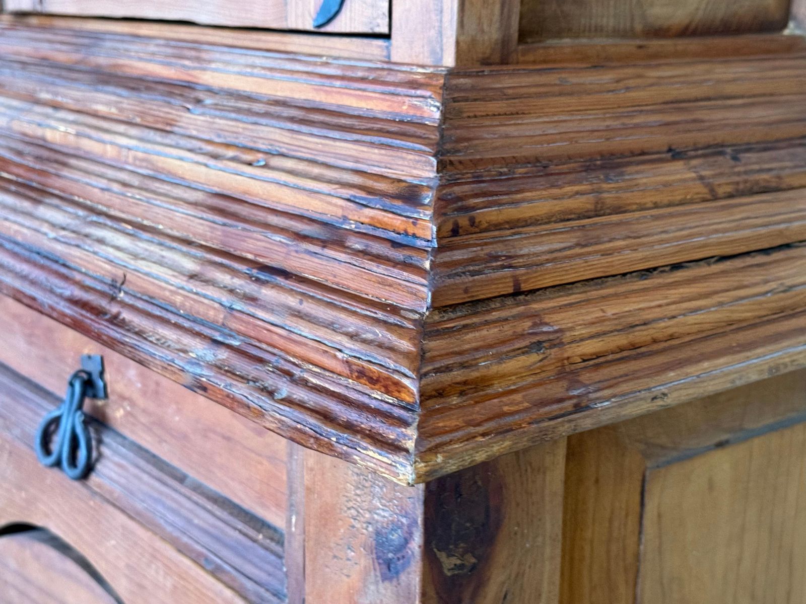 Mobilier Armoire ou cabinet rustique du début du XXe siècle en chêne massif à façade vitrée photo