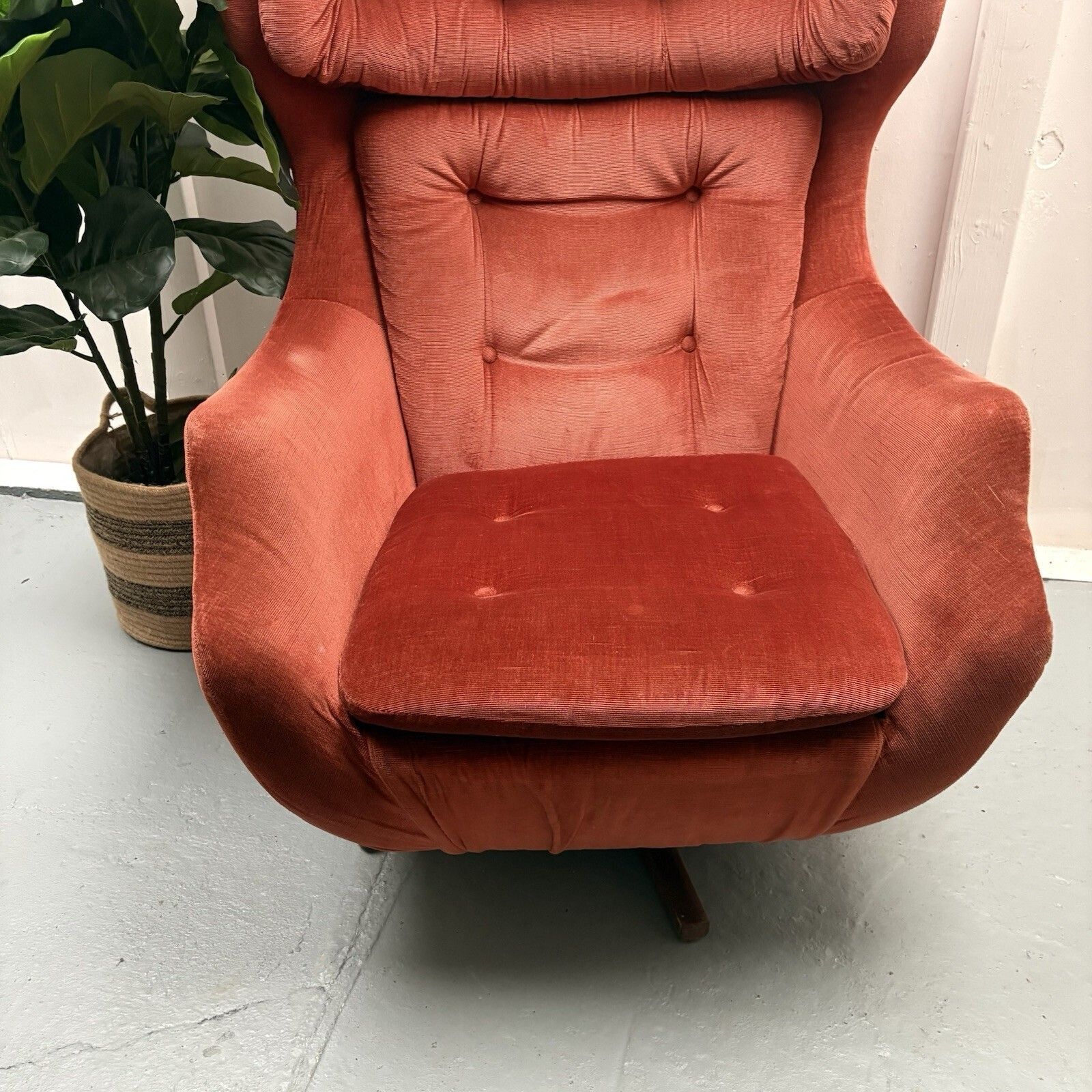 1970s Parker Knoll Glide Statesman Swivel Tilt Base Egg Arm Chair photo vinterior