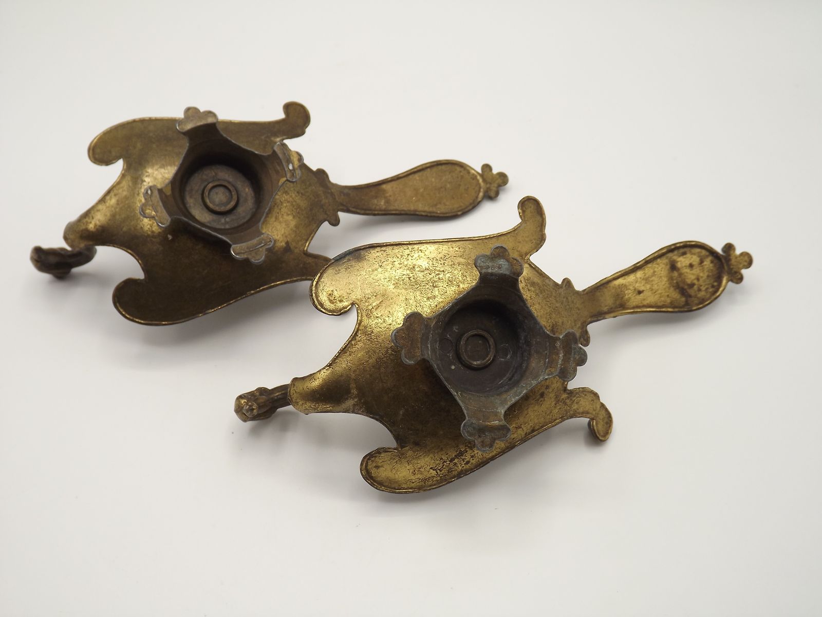 photo for sale Paire rare de bougeoirs-chambriers en bronze repoussé, motif oiseau de feu/phénix
