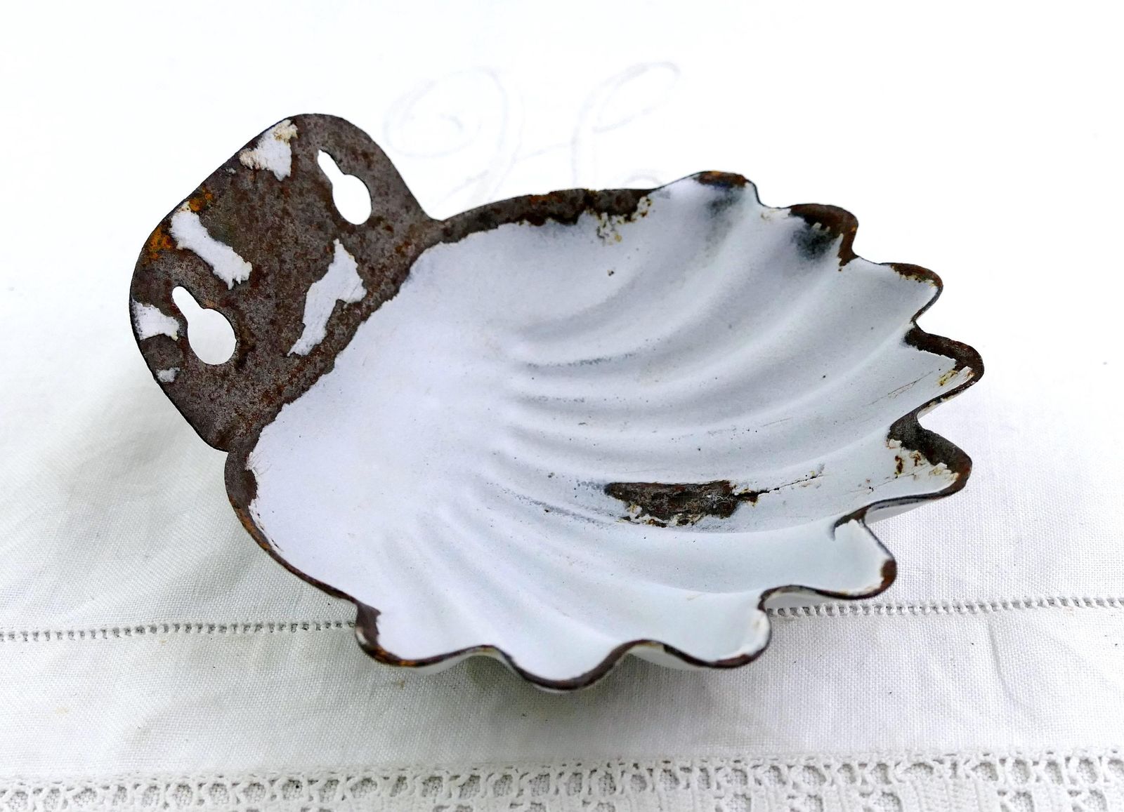 Large Antique French White Enamel Wall Hanging Or Free Standing Scalloped Shell Shaped Soap Holder France, Enamelware Bathroom Soap Bar Dish photo Home Decor