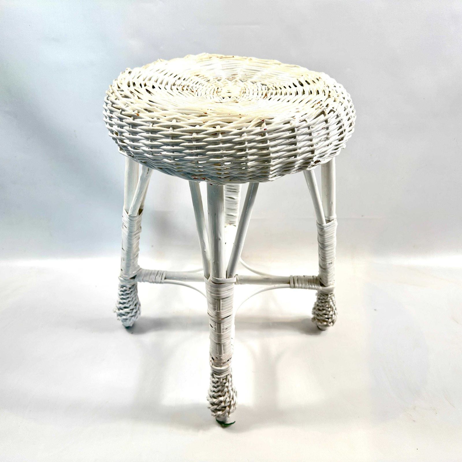 Vintage White Rattan Stool – 1970s Boho Wicker Plant Stand Or Seat, 50 Cm photo vintage