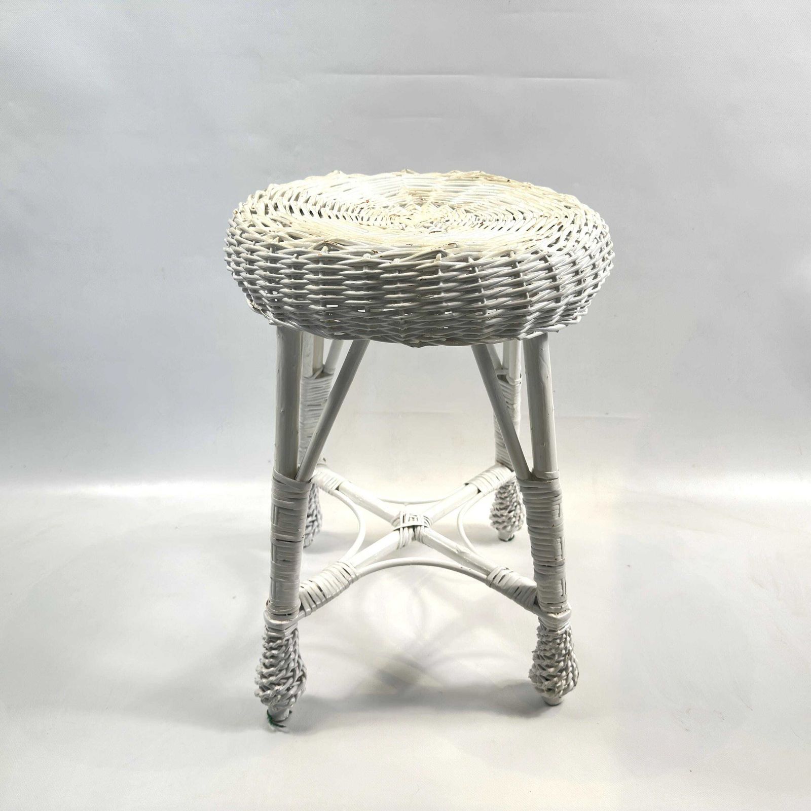 photo furniture Vintage White Rattan Stool – 1970s Boho Wicker Plant Stand Or Seat, 50 Cm