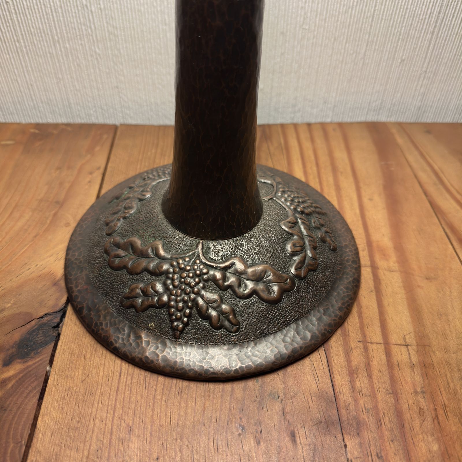 Early 20th Century Hammered Copper Table Lamp With Green Glass Dome – Arts & Crafts / Jugend Style photo Lighting