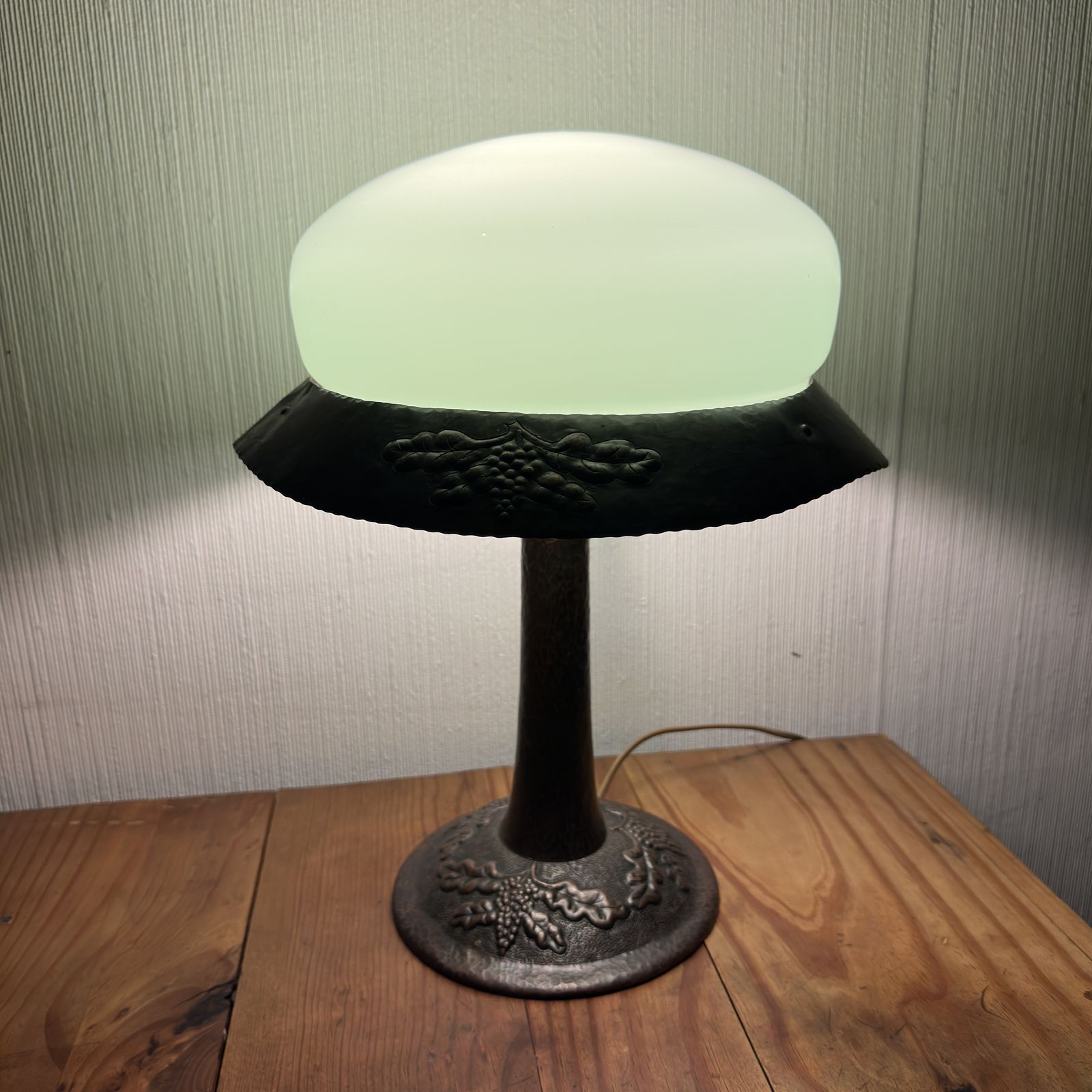Early 20th Century Hammered Copper Table Lamp With Green Glass Dome – Arts & Crafts / Jugend Style photo 695.0