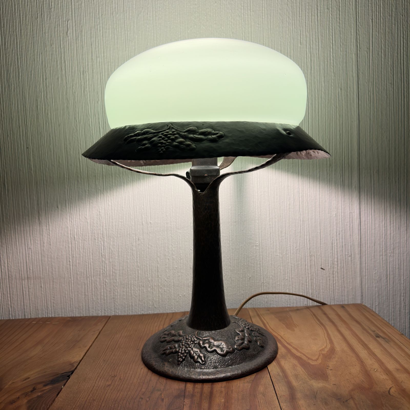 Early 20th Century Hammered Copper Table Lamp With Green Glass Dome – Arts & Crafts / Jugend Style photo for sale