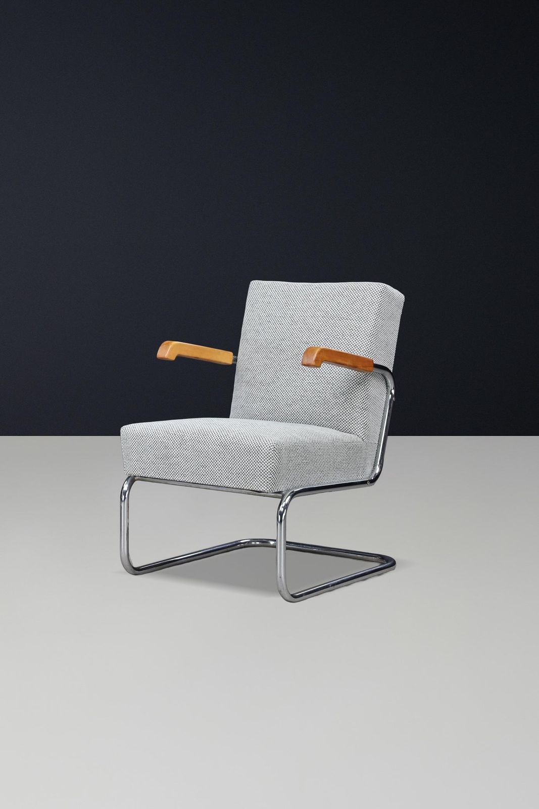 photo furniture Pair Of Functionalist Cantilever Armchairs With Wooden Armrests, Cz 1930