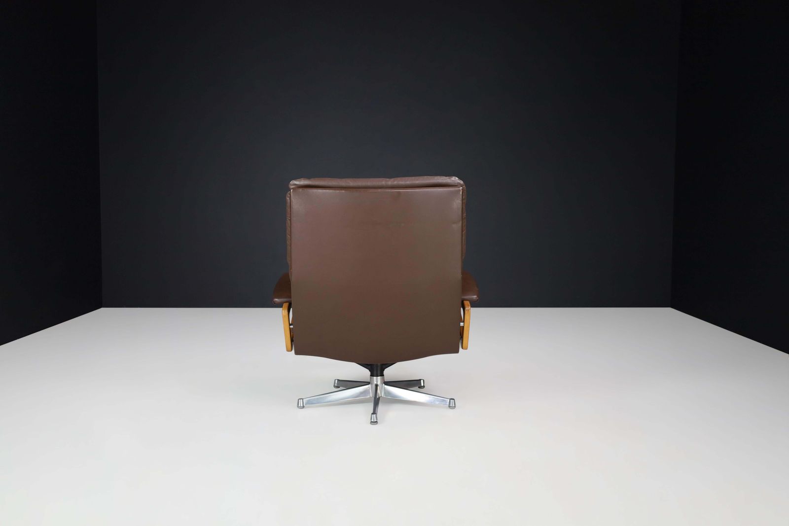 4233.0 'King' Chairs By André Vandenbeuck For Strässle, Switzerland, 1970s photo