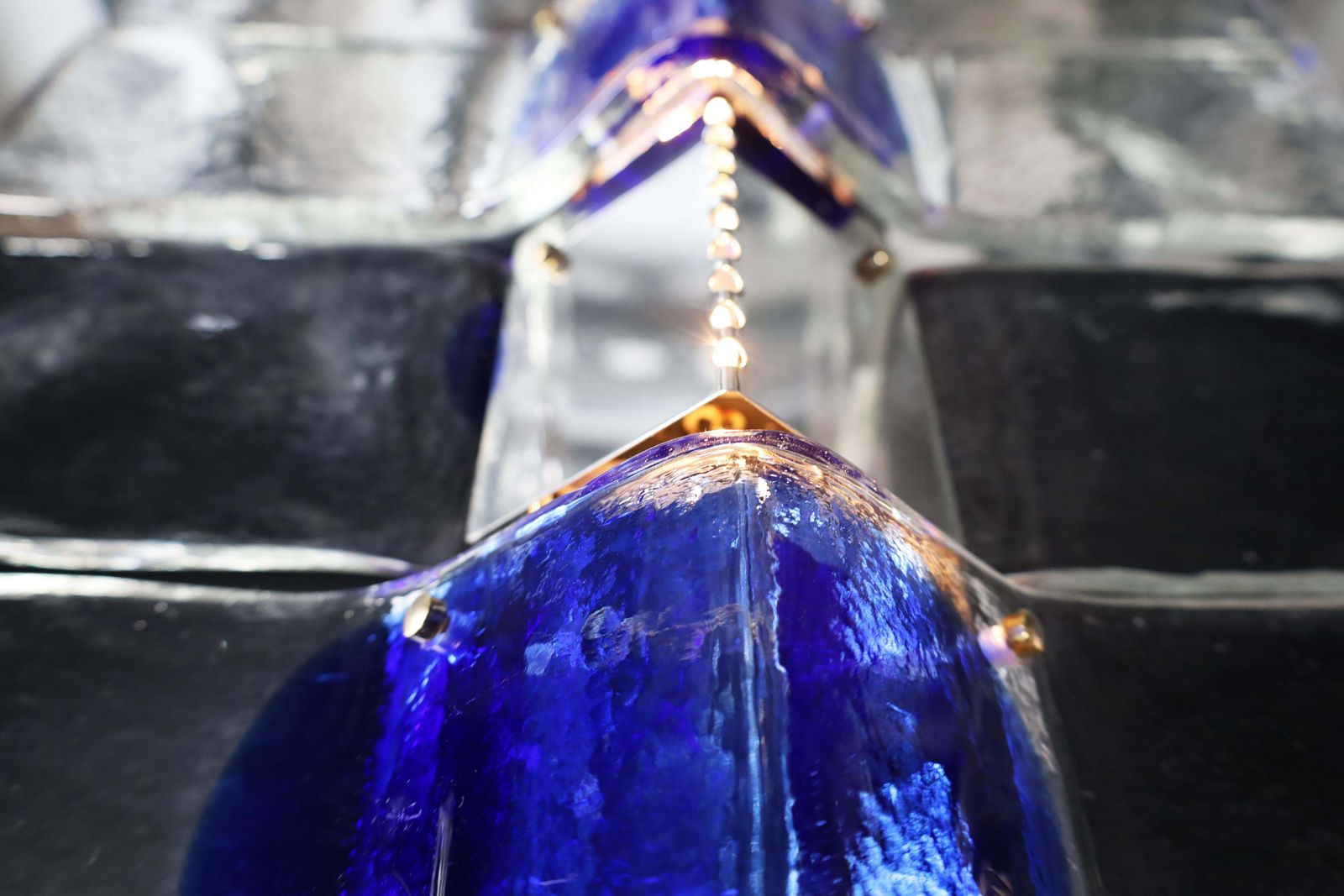 photo furniture Monumental Venini Tazebao Chandelier In Crystal And Sapphire Murano Glass, Italy