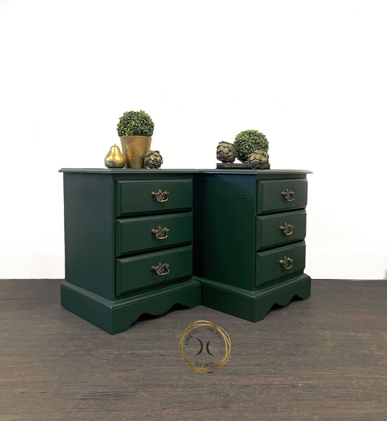 photo vinterior Set Of Two Green Bedside Drawers