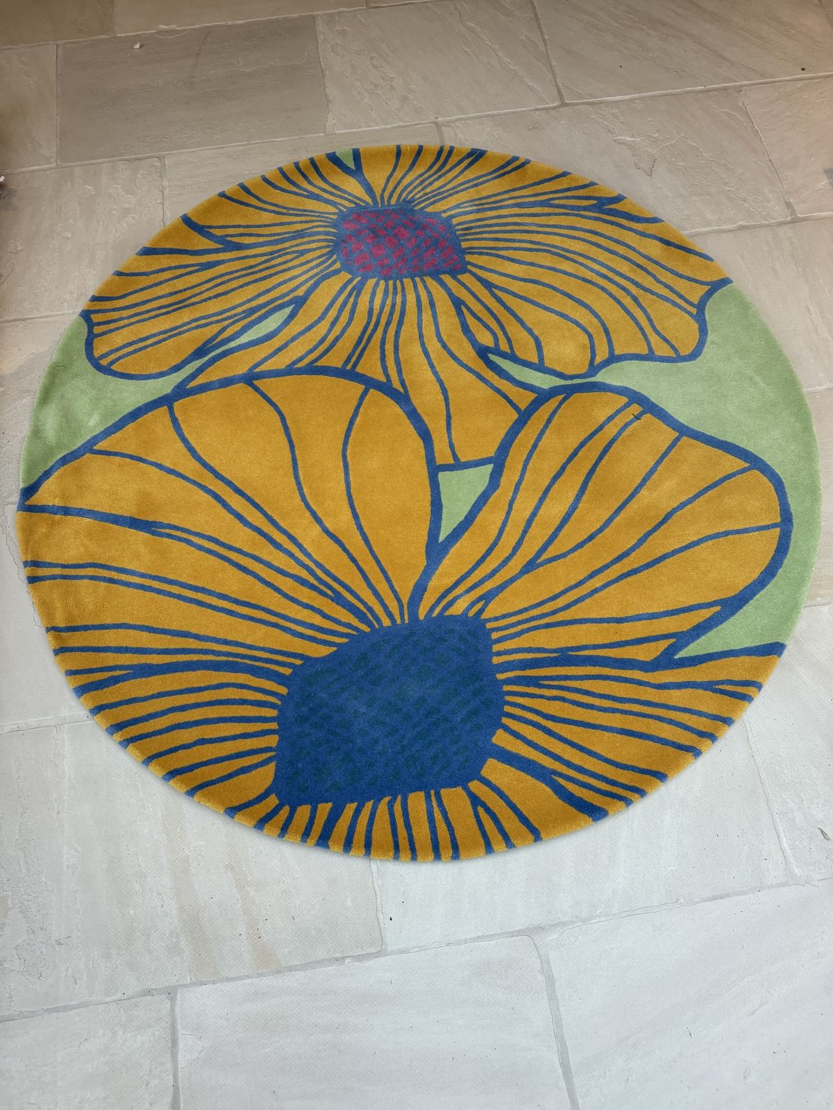Handtufted Circular Woolen Rug photo furniture
