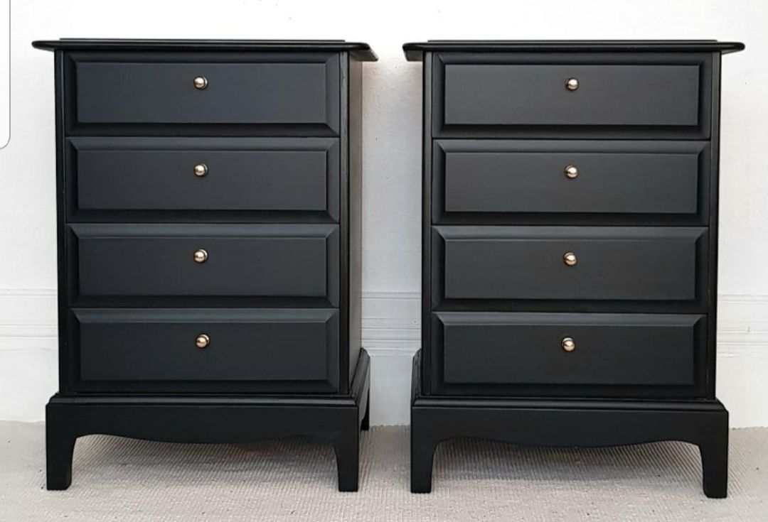 Stag Minstrel Painted Bedroom Set, Black Bedside Cabinets, Dressing Table &  2 Chest Of Drawers. photo vinterior