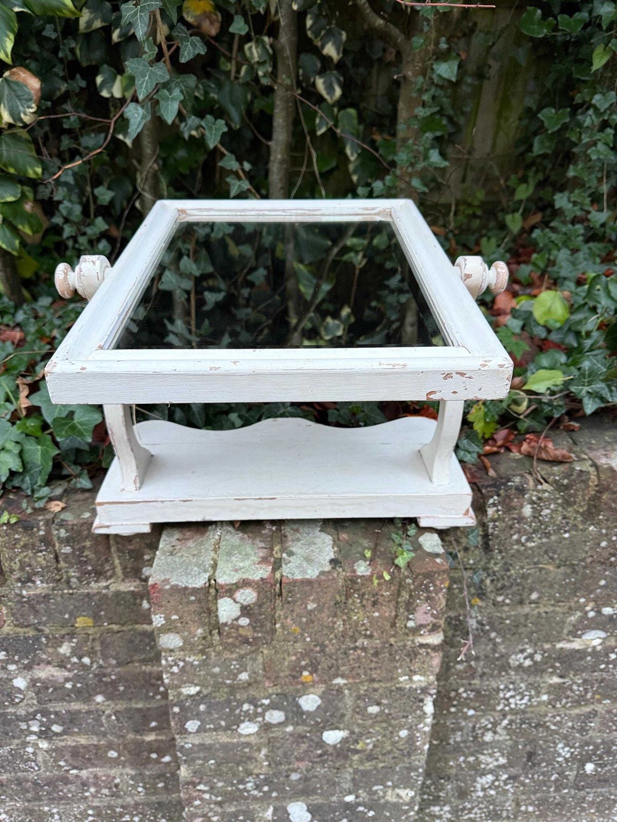 photo vintage Antique Shabby Chic Painted Swing Mirror Early 20th Century Wooden Vanity Mirror