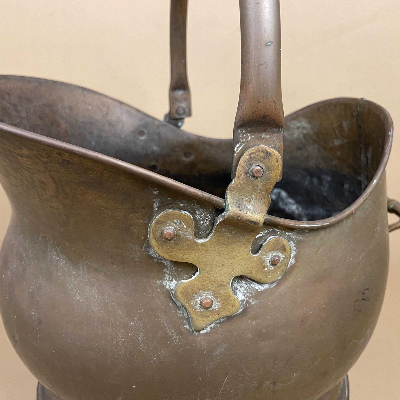 Antique Metal Gold Brass Coal Bucket Handle Fireside Fire Side Scuttle Log Helmet Farmhouse Cottage Vintage Fireplace Logs Solid photo vinterior