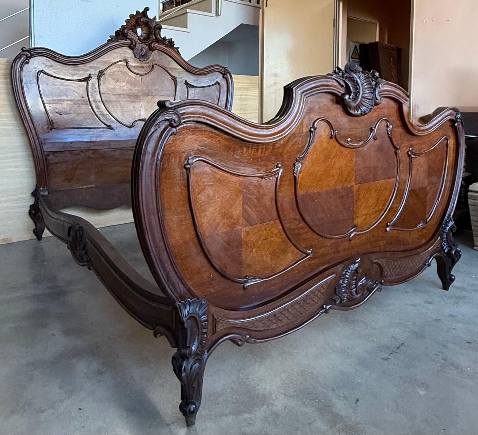 photo furniture Lit de style Louis XVI en noyer massif sculpté, Full/Queen Size