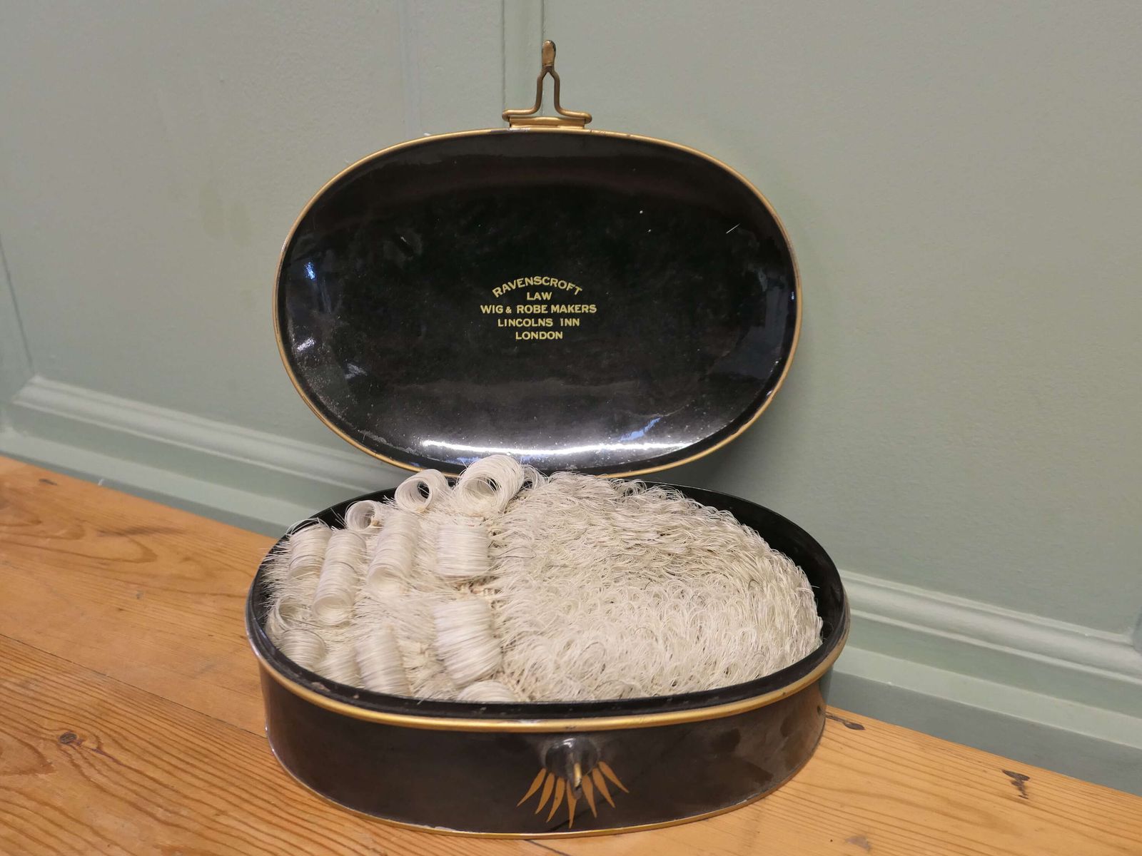 English Barrister's Bench Wig In Original Tole Box By Ravenscroft Law photo Home Decor