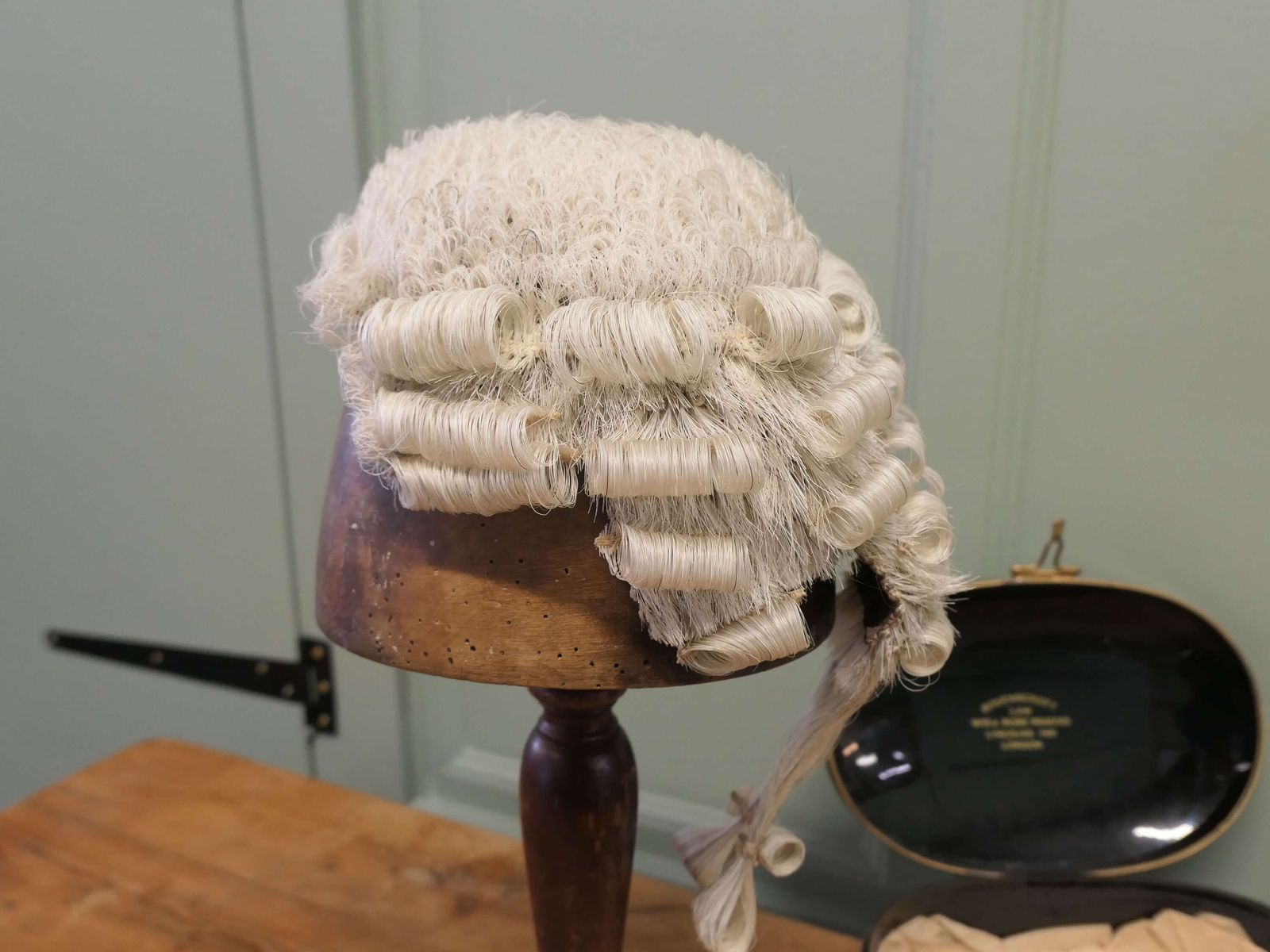English Barrister's Bench Wig In Original Tole Box By Ravenscroft Law photo vinterior