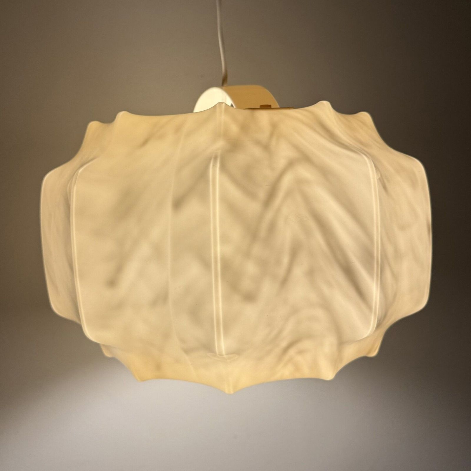 photo furniture Mid Century Design Plastic Cocon Hanglamp, Jaren 1970