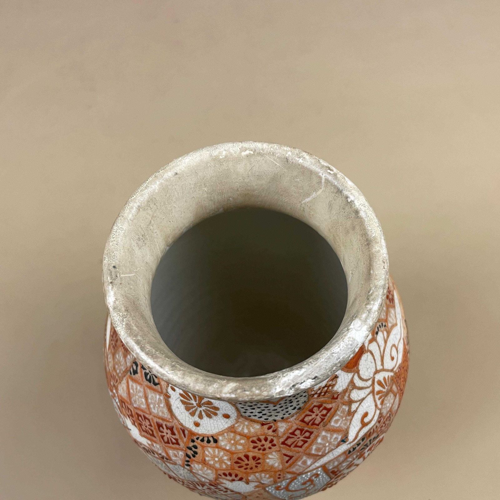 Home Decor Oriental Antique Decorative Vase Ceramic Orange White Pot Chinese Vintage Display Ginger Jar Hand Painted Asian Old Aged Figures Clay photo