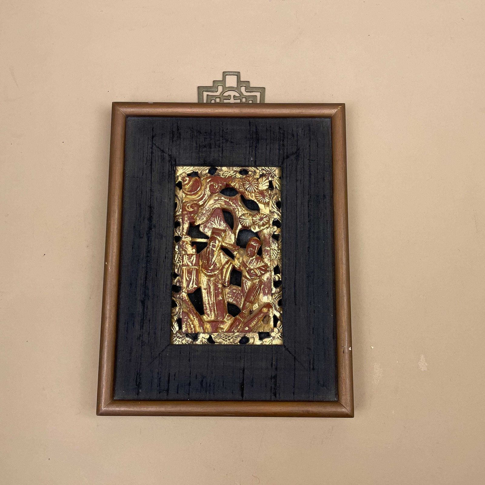 Chinese Gilt Wood Carving Figural Panel Vintage Hong Kong Framed Art Asian Gold Lacquer Carved Scholar Scene Decorative Wall Hanging photo vinterior
