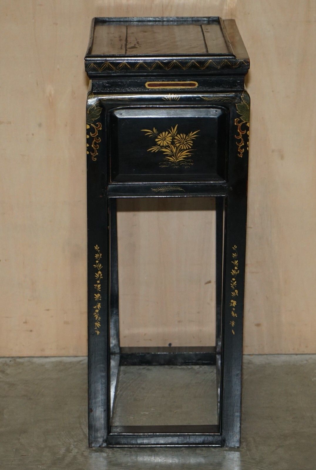 photo vintage Antique Victorian Circa 1880 Chinese Chinoiserie Lacquered Side End Lamp Table