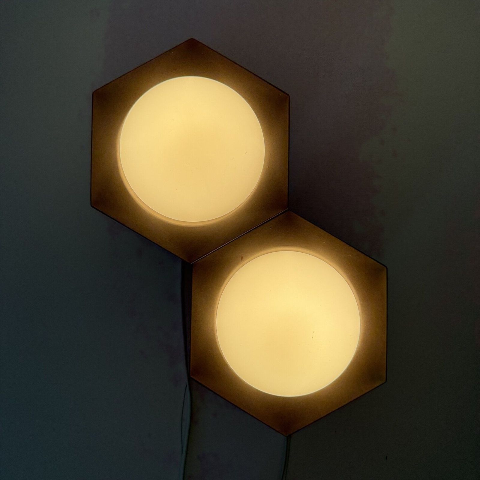 Paar Raak Hexagon 'Honeycomb' Wandlampen, Jaren 1970 photo vinterior