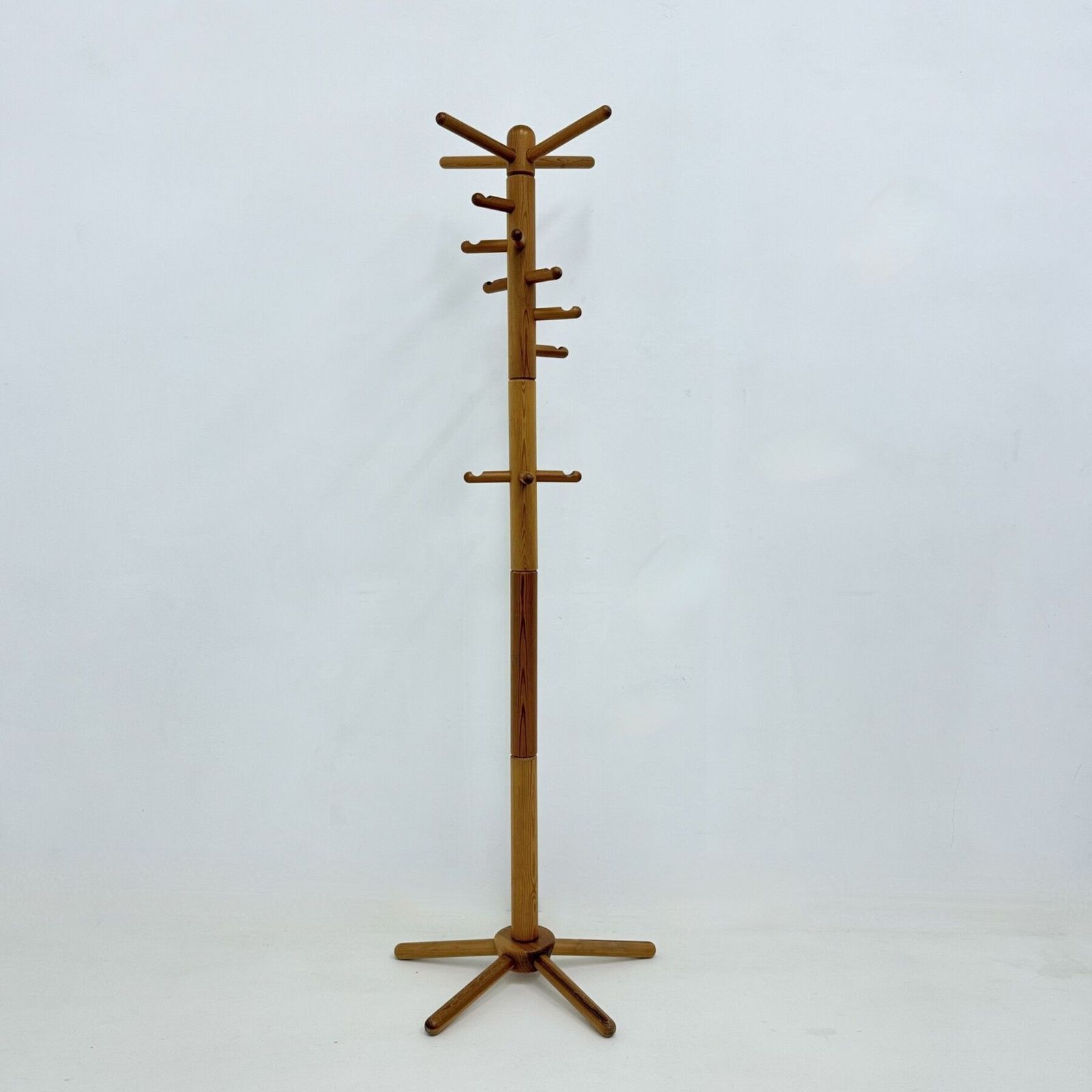 photo furniture Mid Century Kapstok Van Massief Grenenhout, Jaren 1970