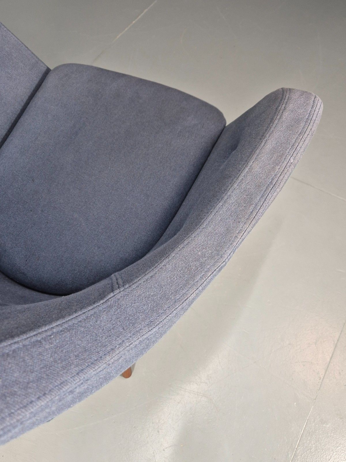 photo vinterior Retro Danish Tub Chair Blue Canvas Teak Turned Legs Mcm Vintage  Eb10747 Mnor