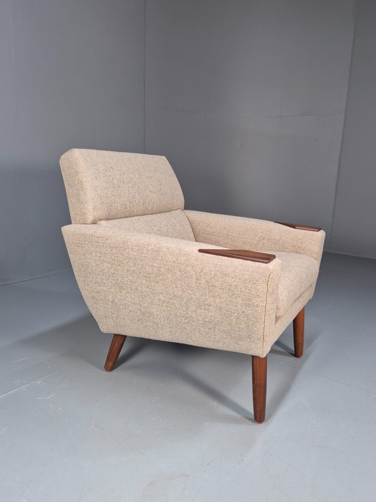 850.0 Mid Century Danish Lounge Chair New Upholstery Teak Paws And Legs Eb10726 Mnor photo
