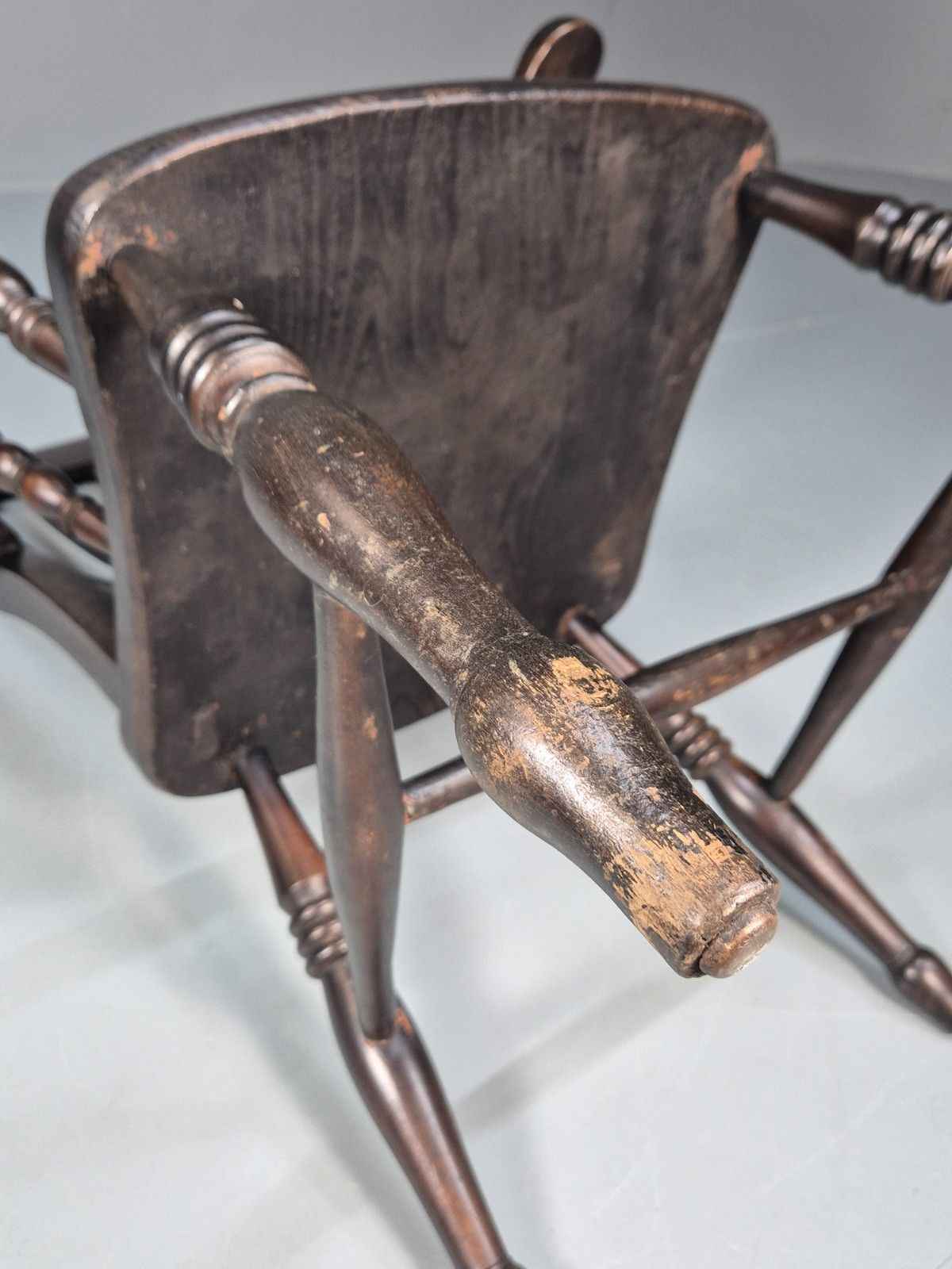 photo vintage Victorian Grandfather Chair Lathe Back Overpainted Elm And Beech Eb10697 Vdin