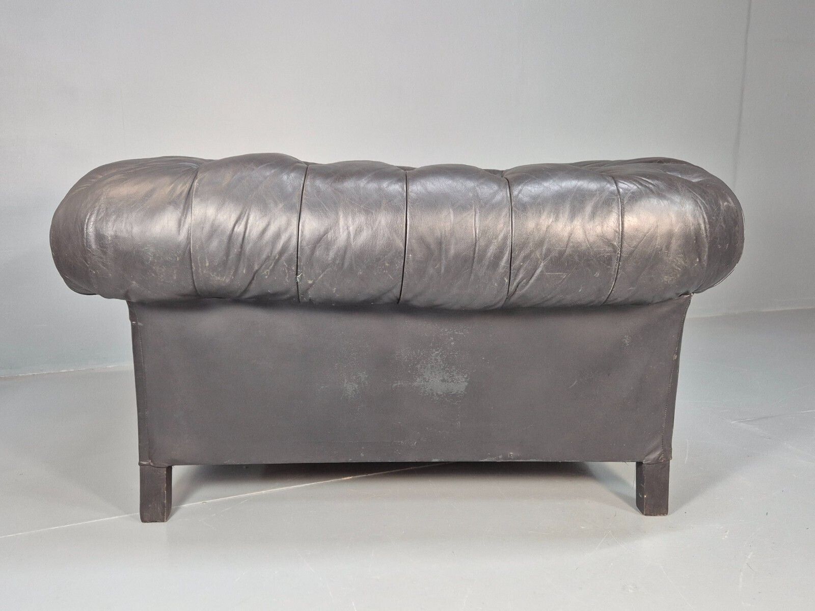 photo vintage Vintage Black Leather Chesterfield Chair Eb9471 Vlea
