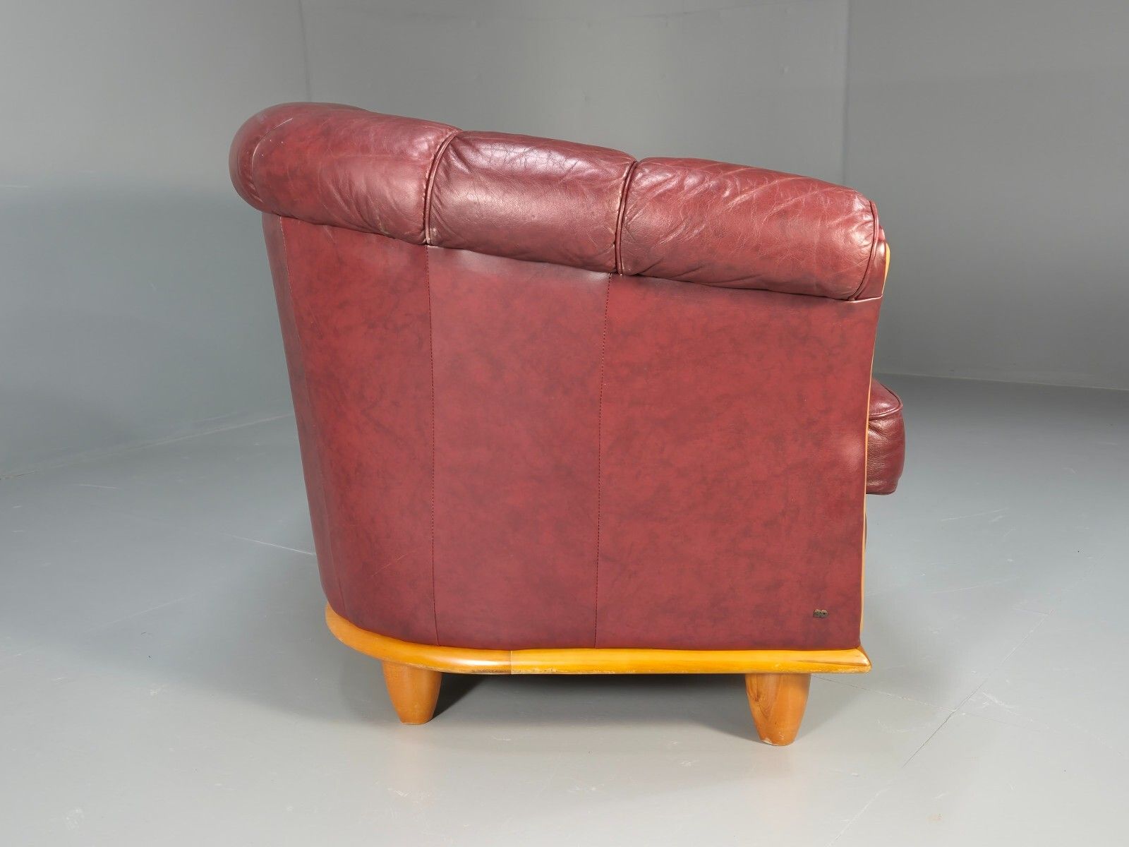 photo vintage Vintage Danish 2 Seat Sofa Red Leather Wood Trim 1990s Retro Eb8567 M2ss