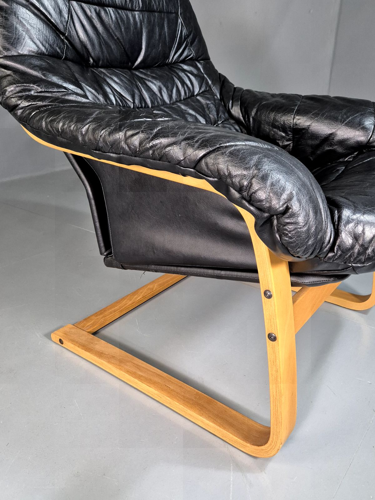 325.0 Vintage Danish Lounge Chair Black Leather Bentwood Frame Retro Mcm Eb7254 Mben photo