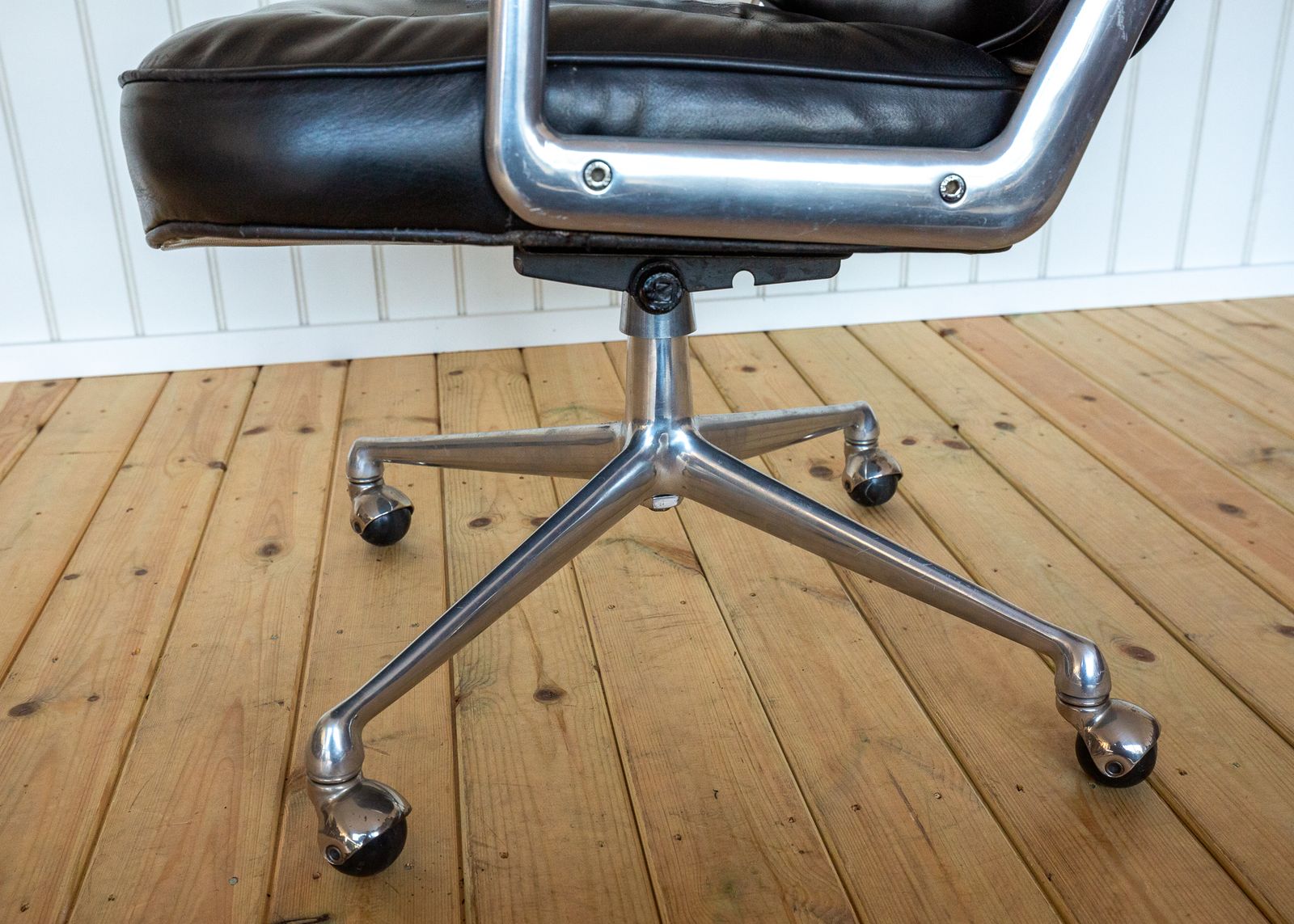 photo vinterior 1960s Eames 3474 Time Life Executive Lobby Desk Chair Vitra Es104 Black Leather Aluminium Office Mad Men Armchai.R Mcm Mid Century