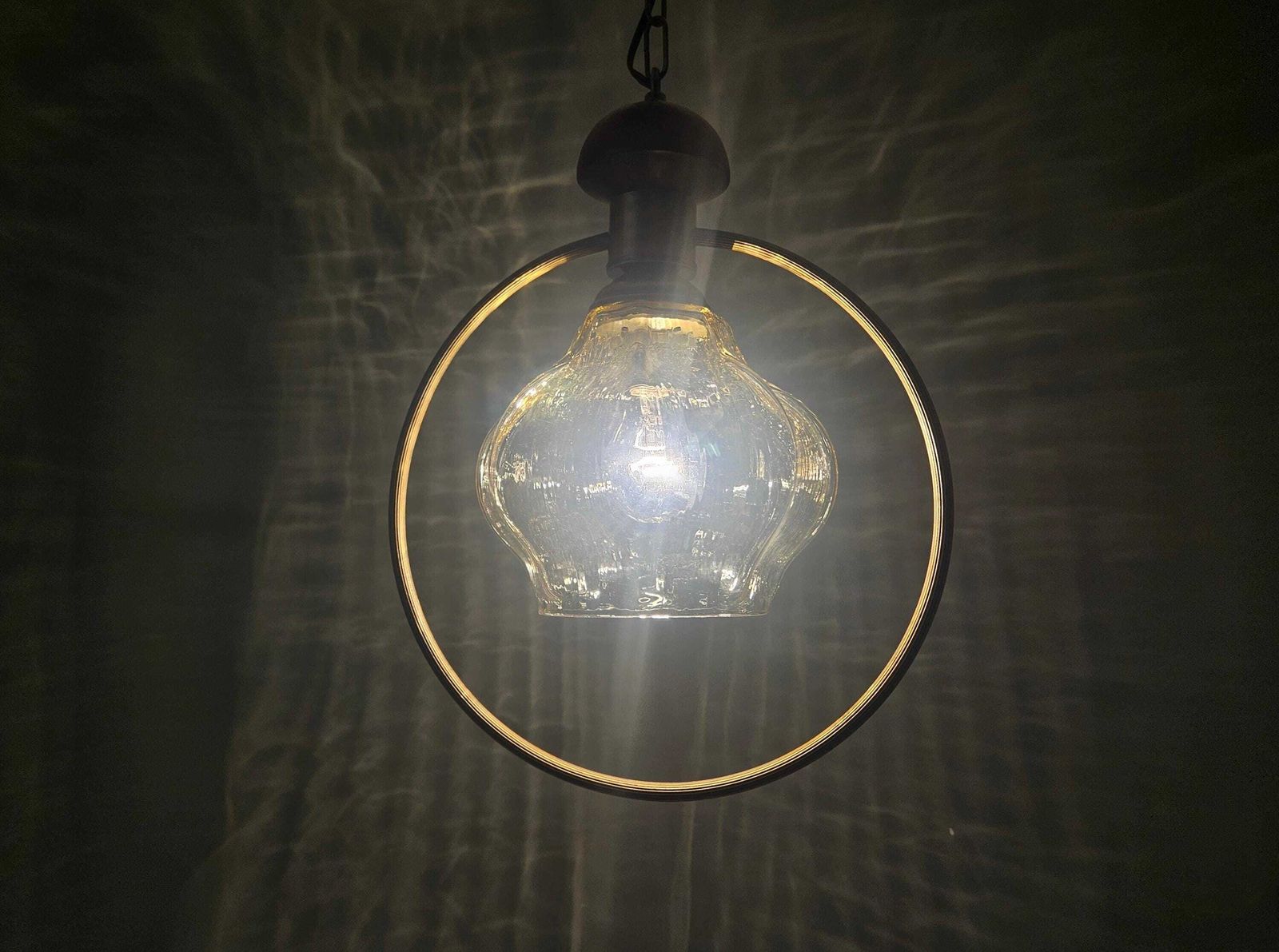 Lampe à Suspension Vintage Avec Abat Jour En Verre Et Anneau En Laiton photo buy
