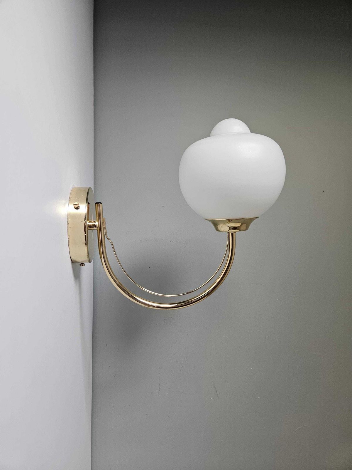 Vintage Wall Light / Bedside Light / Wall Lamp / Sconce / Brass Glass Globe Lamp  / Golden Light Fixture / Hollywood Regency Style