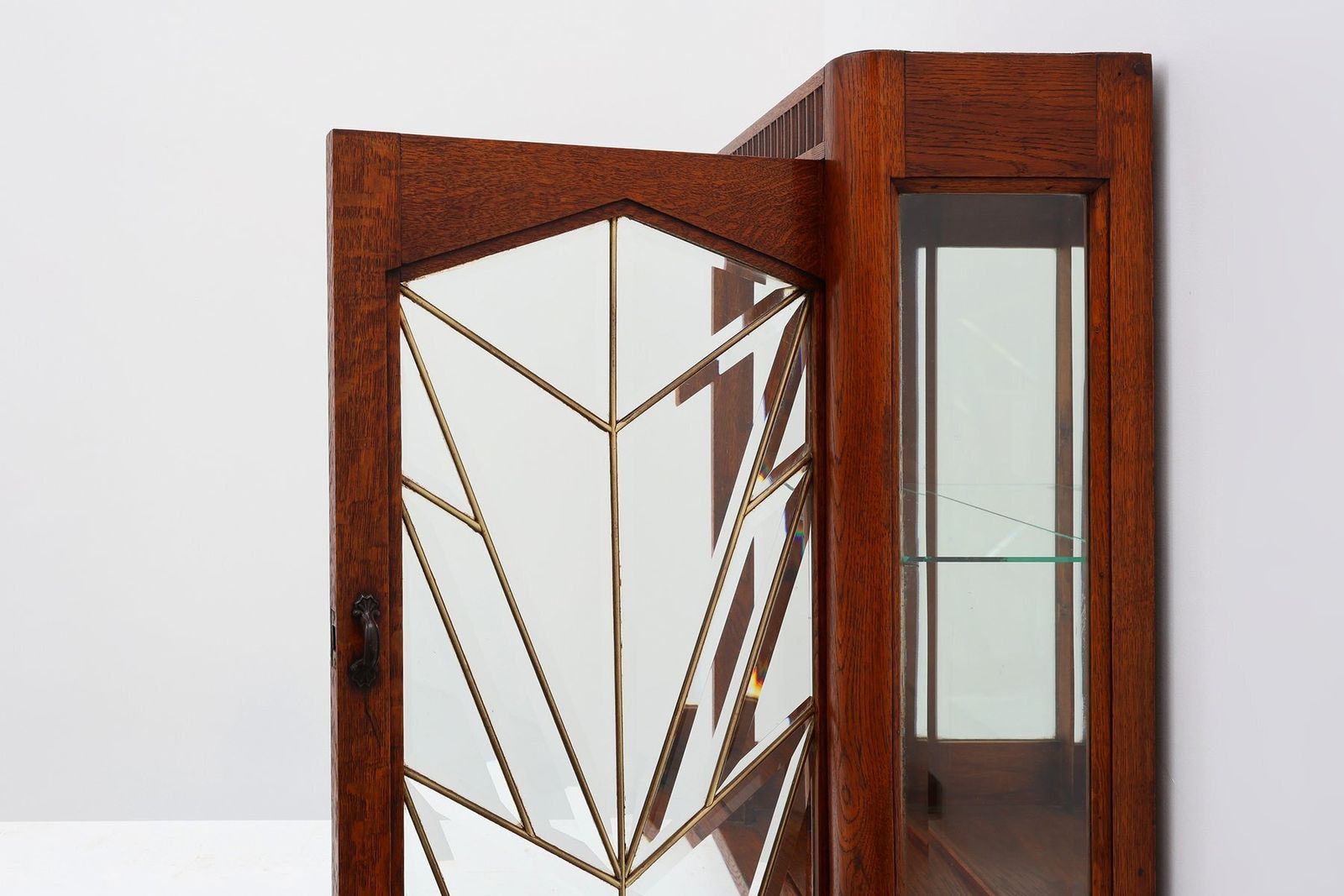 photo vinterior Art Deco French Oak Cabinet With Beveled Leaded Glass, 1920s