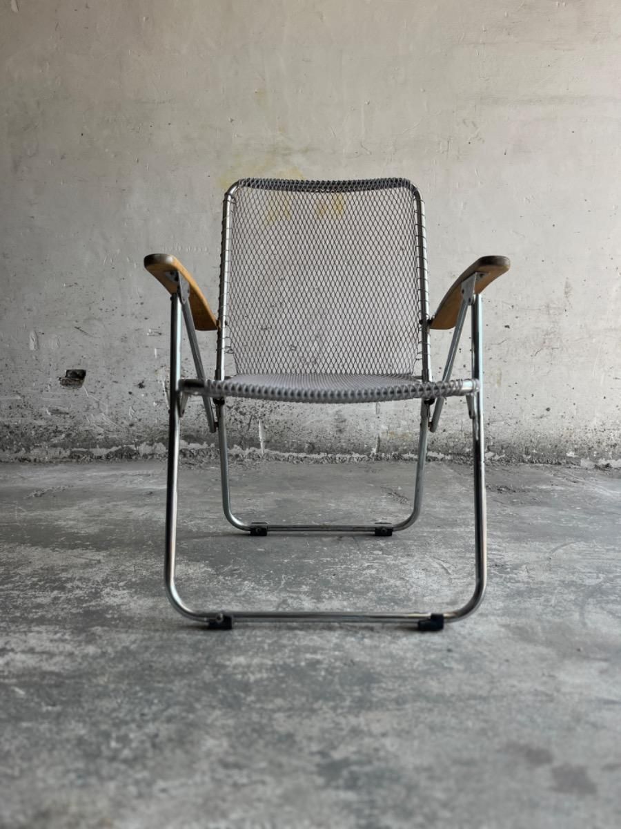photo furniture Set Of Vintage Aluminium Wire Folding Chairs