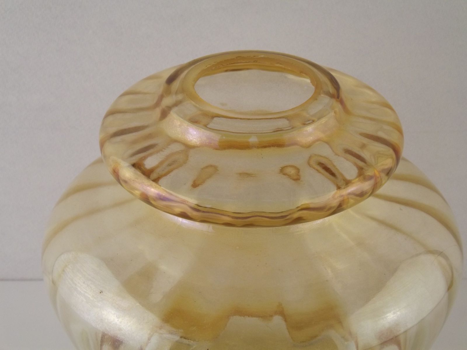 Large Mid Century Amber Glass Light Shade With Ribbed Effect & Frilled Edge photo vinterior