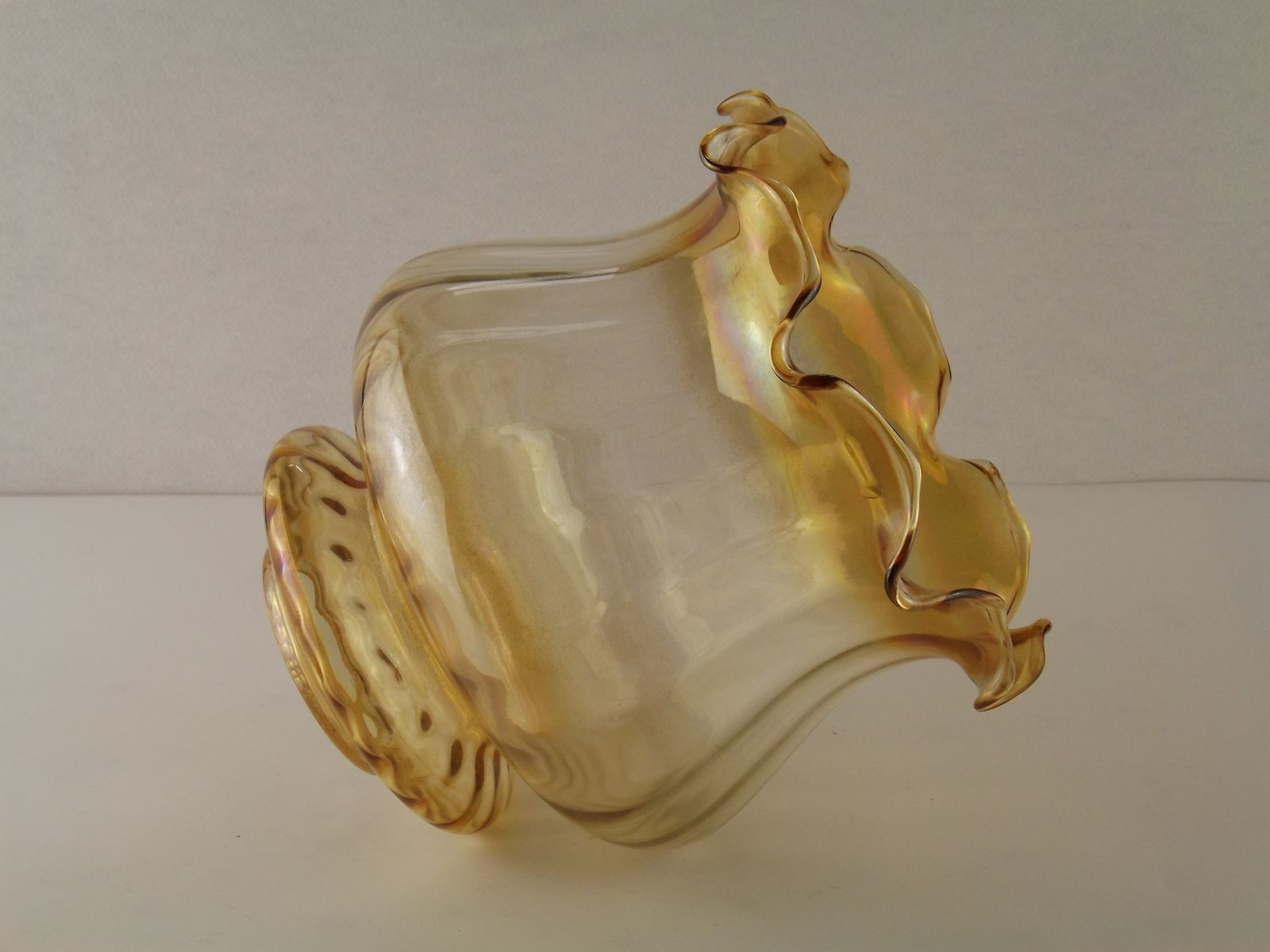 photo furniture Grand abat-jour mid-century en verre ambré côtelé & bord festonné
