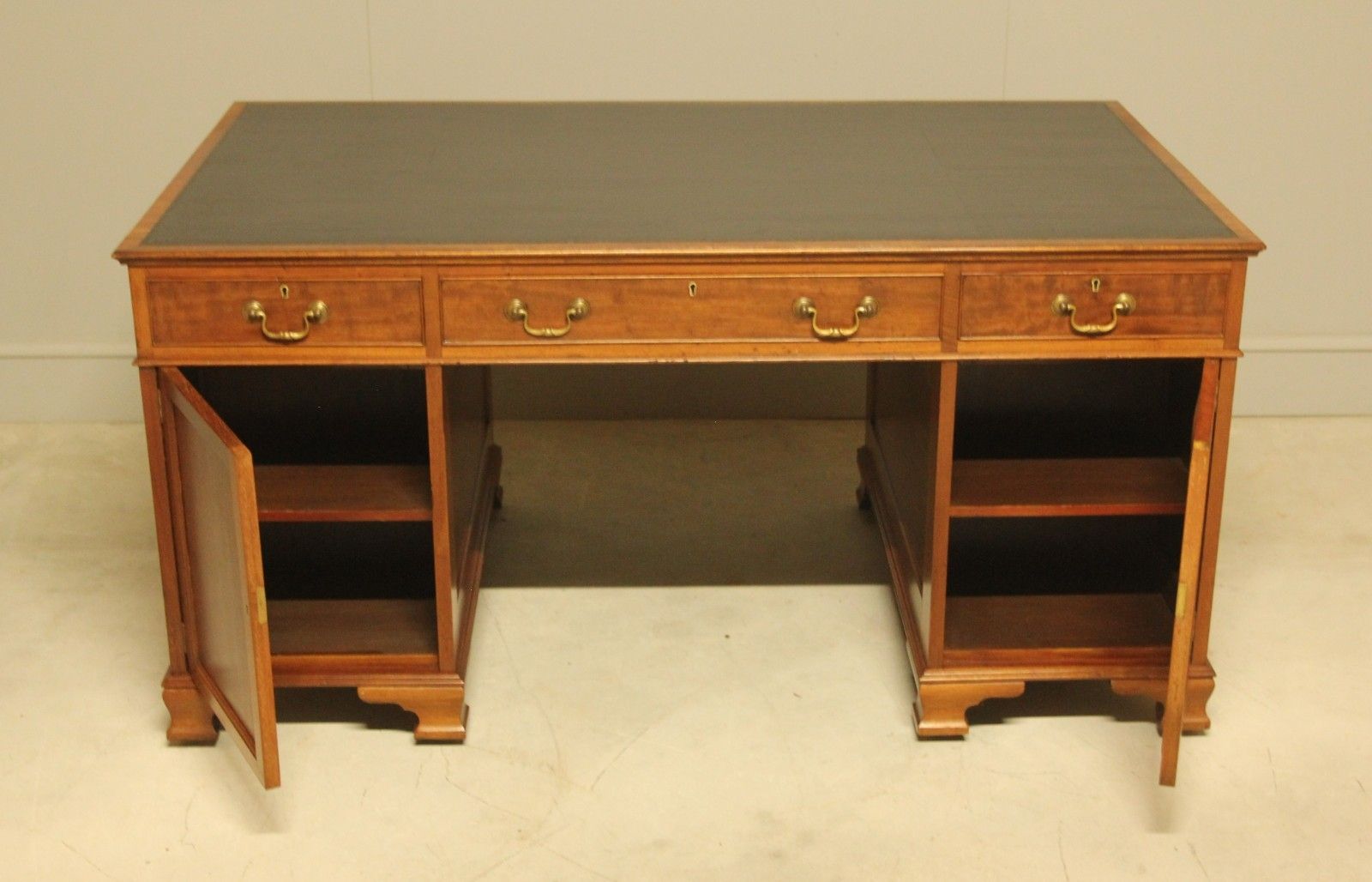 photo furniture Early 20th Century Mahogany Banker’s Partners Desk