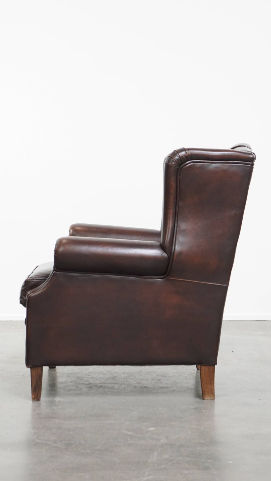 Zeer Mooie En Comfortabele Wingback Fauteuil Van Koeienhuid In Engelse Stijl photo 1009.0