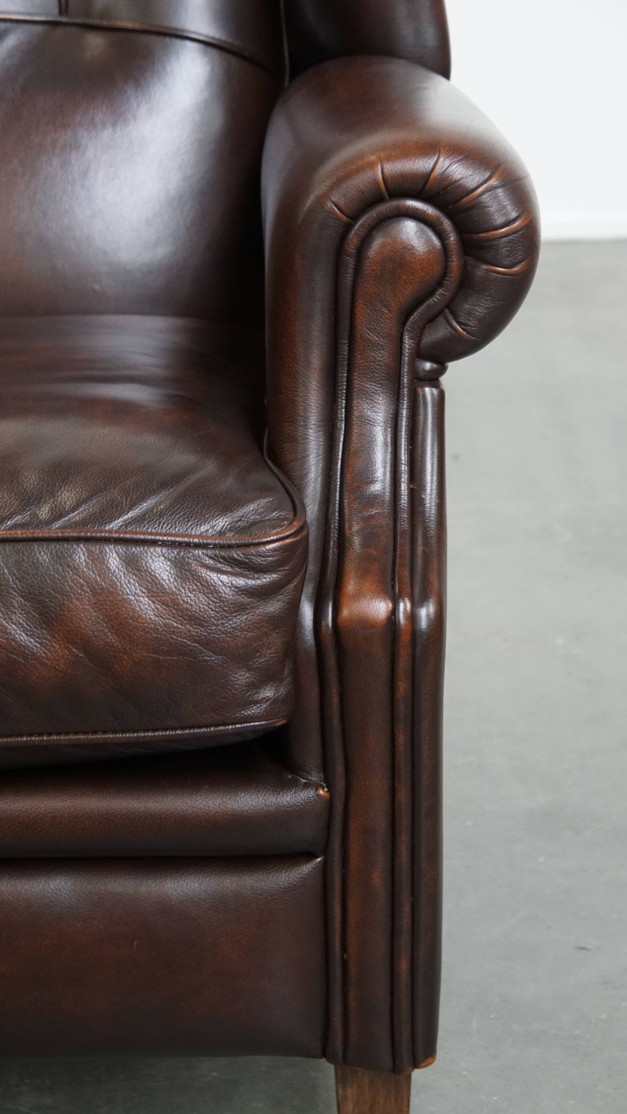 Meubels Zeer Mooie En Comfortabele Wingback Fauteuil Van Koeienhuid In Engelse Stijl photo